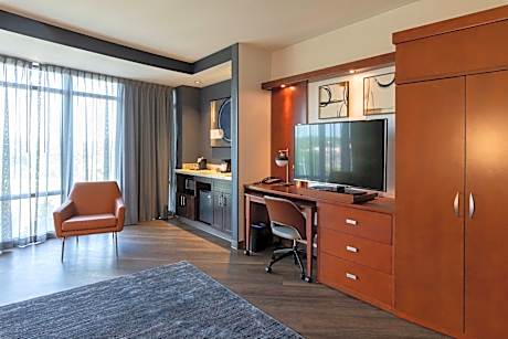 1 Bedroom 2 room Suite, 1 King, Sofa bed