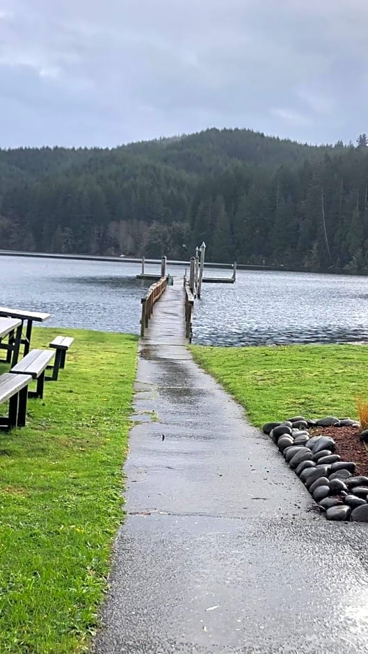 Lakeshore Lodge