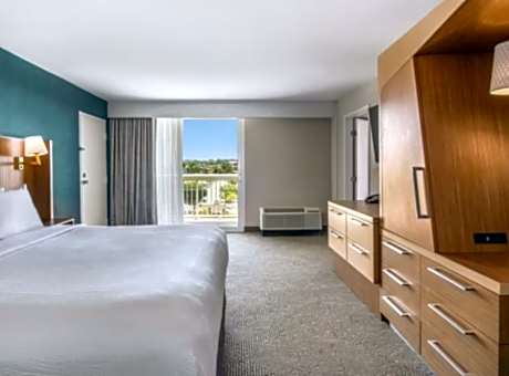 1 King Comm Mobil Access Roll Shower Courtyard View