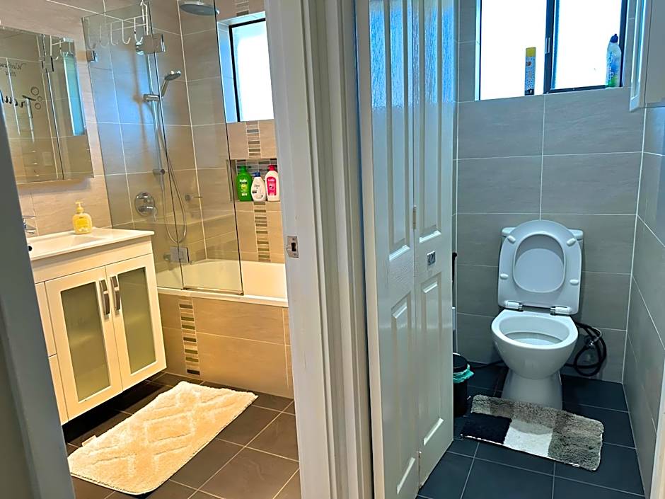 Cheerful 4 Bedrooms With Free Parking