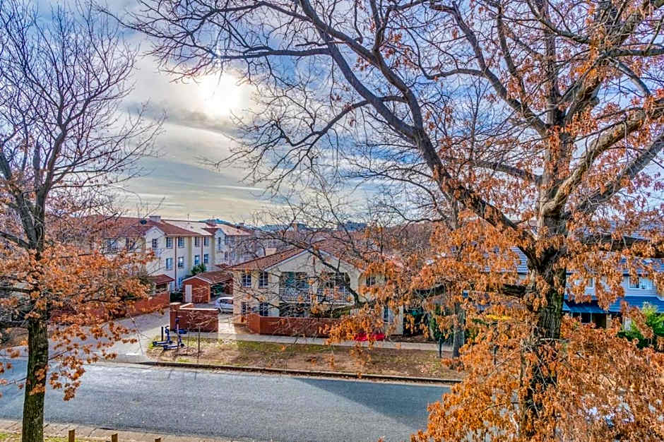 Howitt Place Apt minutes to Parliamentary Triangle - Hosted by Canstay