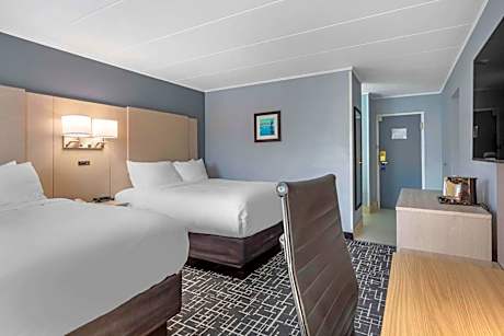 Queen Room with Two Queen Beds and Pool View - Non-Smoking