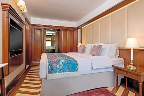 One-Bedroom Suite with Balcony& Spa access