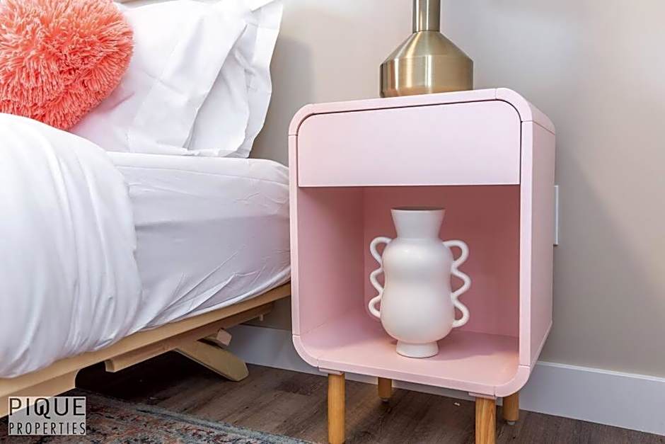 NEW, Euro-Style Suite, Whyte Avenue, AC, Netflix, Sleeps 6!