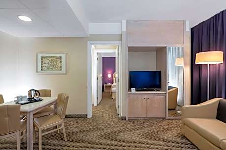 1 King Bed Suite Non-Smoking