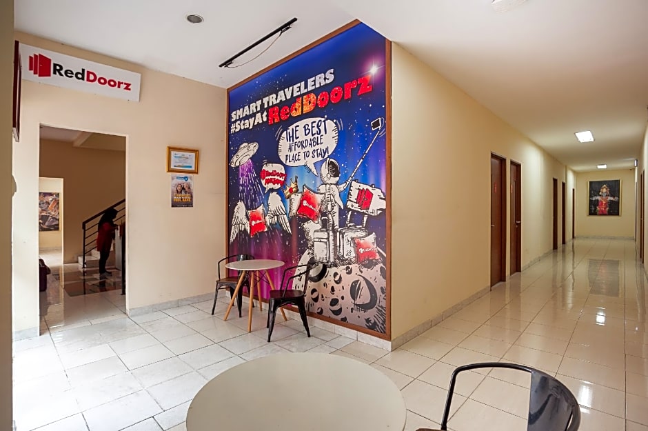 RedDoorz Plus near Plaza Blok M