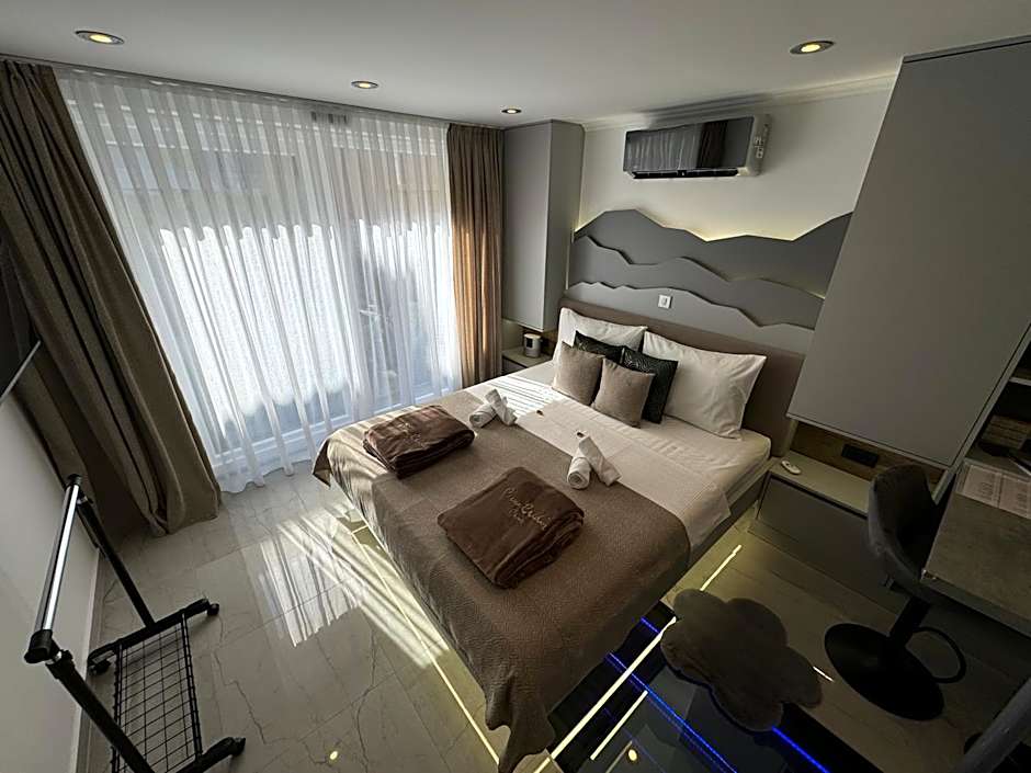 La Luna Petite Suite Deluxe Apartment with Pool & Jacuzzi, Bikes and Covered Parking