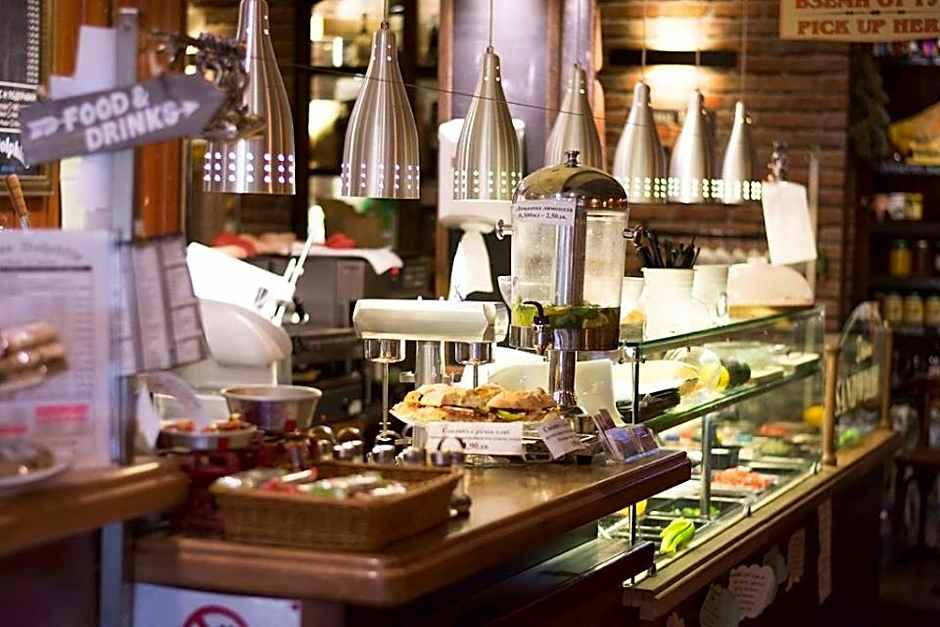 Three Dolphins Hotel with a Rooftop terracе