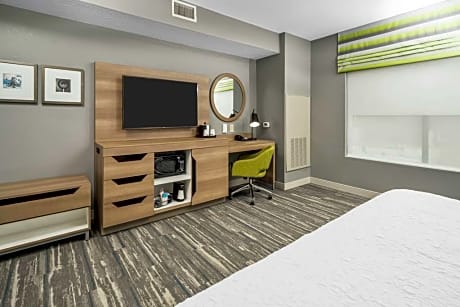 1 King Mobility/Hearing Access Tub Suite Ns