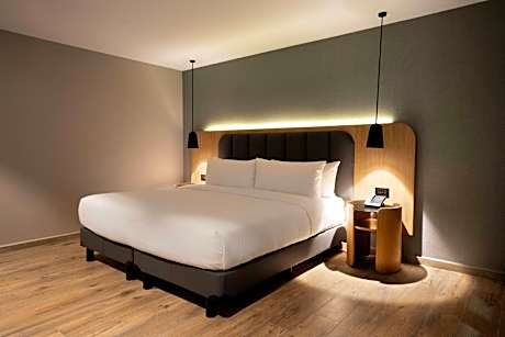 1 King Bed Master Suite Comp Wireless-serenity Bed-luxury Linens Mp3 Clock-peter Thomas Roth Bath Am