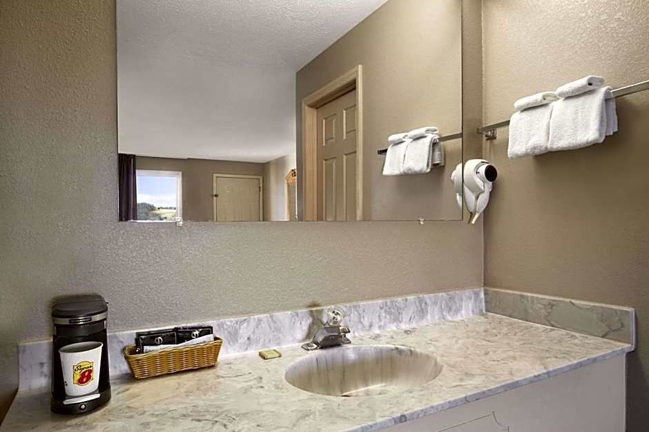 Super 8 by Wyndham Chiswell/Max Meadows Area