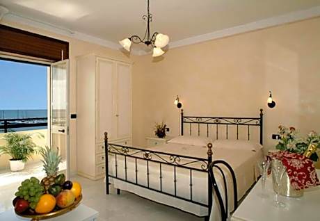Double Room with Balcony and Sea View