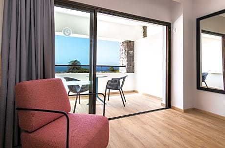 DOUBLE SUPERIOR SEA VIEW 1 ADULT + 2 CHILDREN