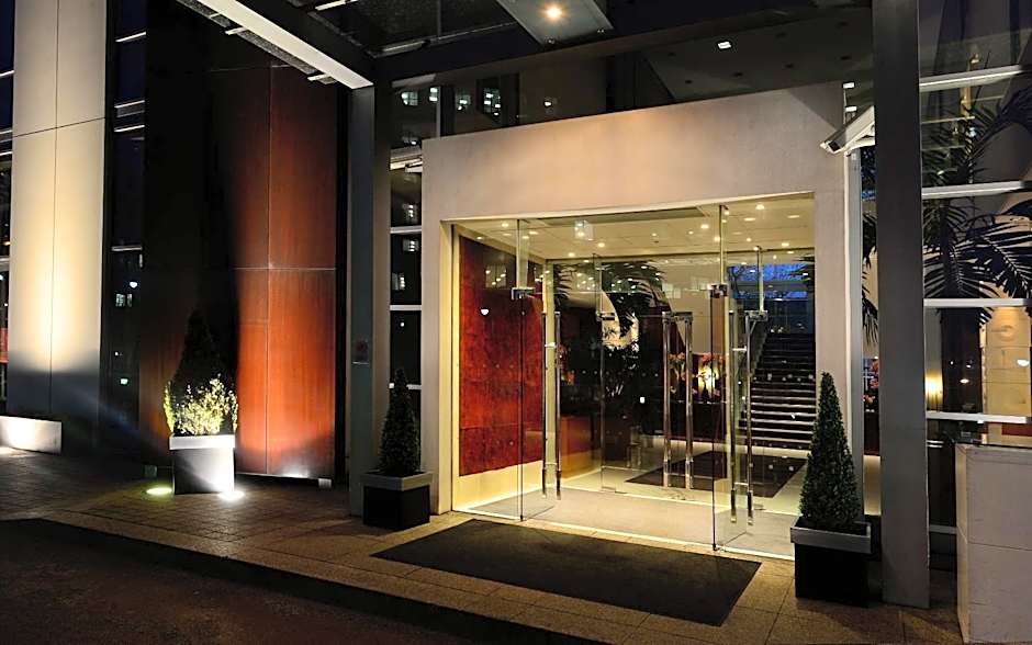 Canary Riverside Plaza Hotel