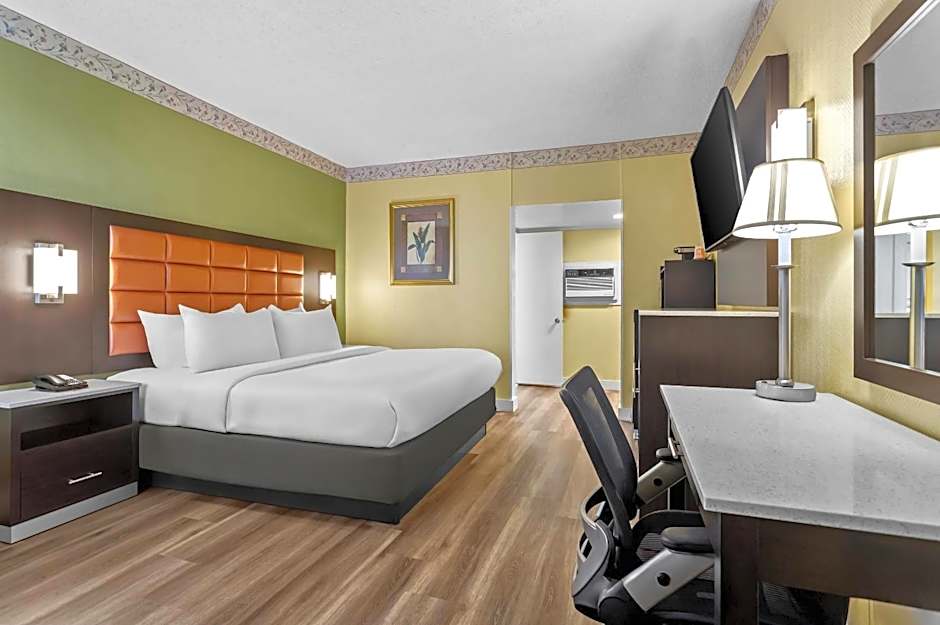 Quality Inn Airport - Cruise Port