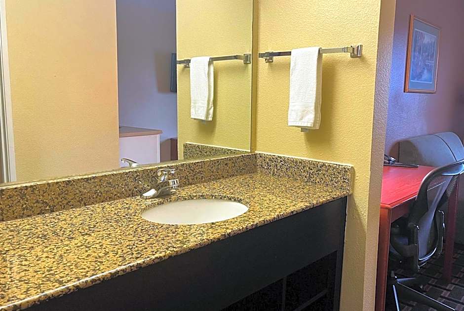 Super 8 by Wyndham Indianapolis/NE/Castleton Area