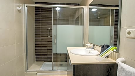 2 BEDROOM APARTMENT, OVERLOOKING THE STREET