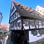 Schiefes Haus