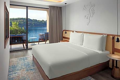 King Suite with Sofa Bed and Balcony - Seafront/The Isolano
