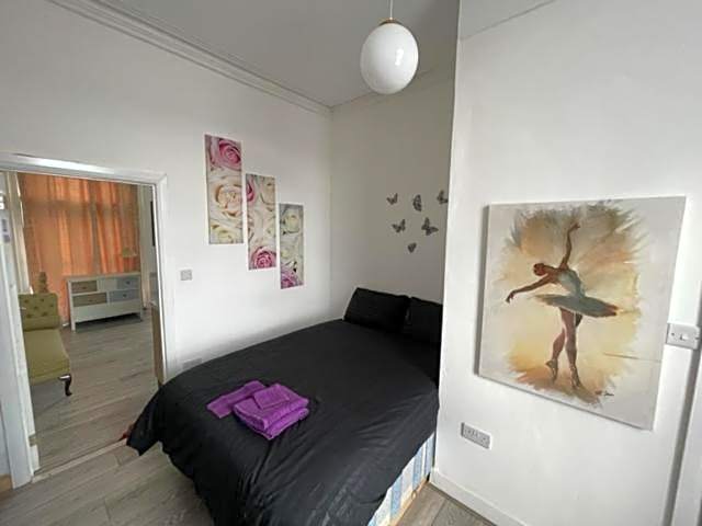 London Budget Bliss, London W12, white city, shepherd's bush market