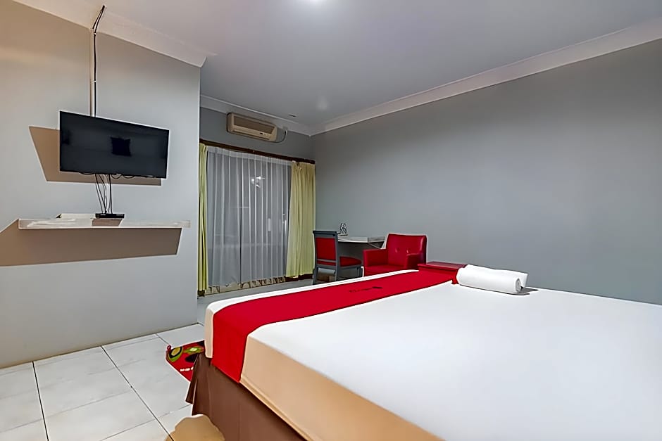 RedDoorz Plus @ Otista Garut