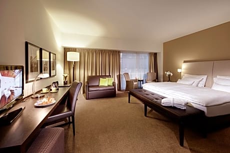 1 King Bed Premium