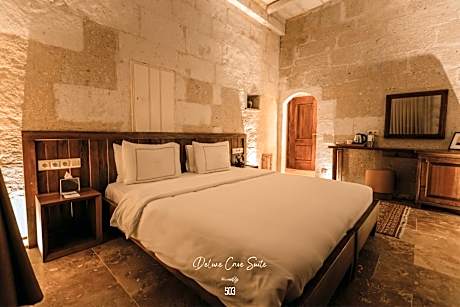 Deluxe Cave Suite With Fireplace