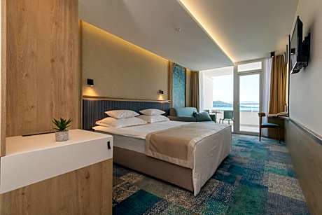 Deluxe Double Room with Balcony and Sea View