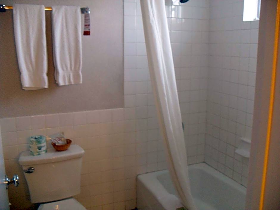 Super 8 by Wyndham Los Angeles-Culver City Area