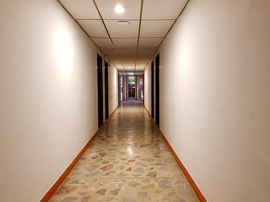 Crown Bts Nana Hotel