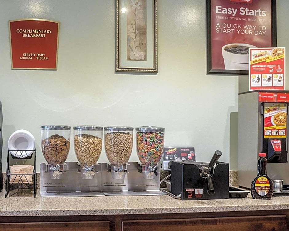 Econo Lodge Lawrence near University