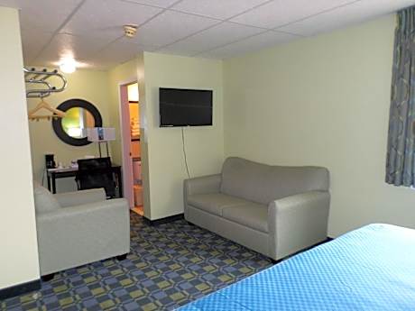 1 King Bed Suite Non-Smoking