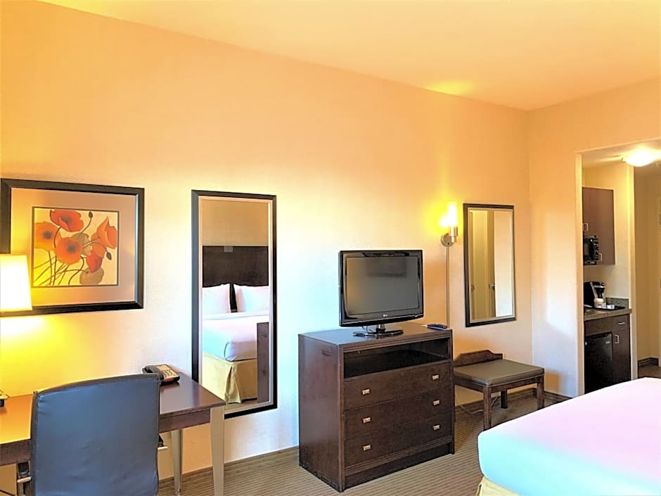 Holiday Inn Express & Suites Fresno Northwest-Herndon By IHG