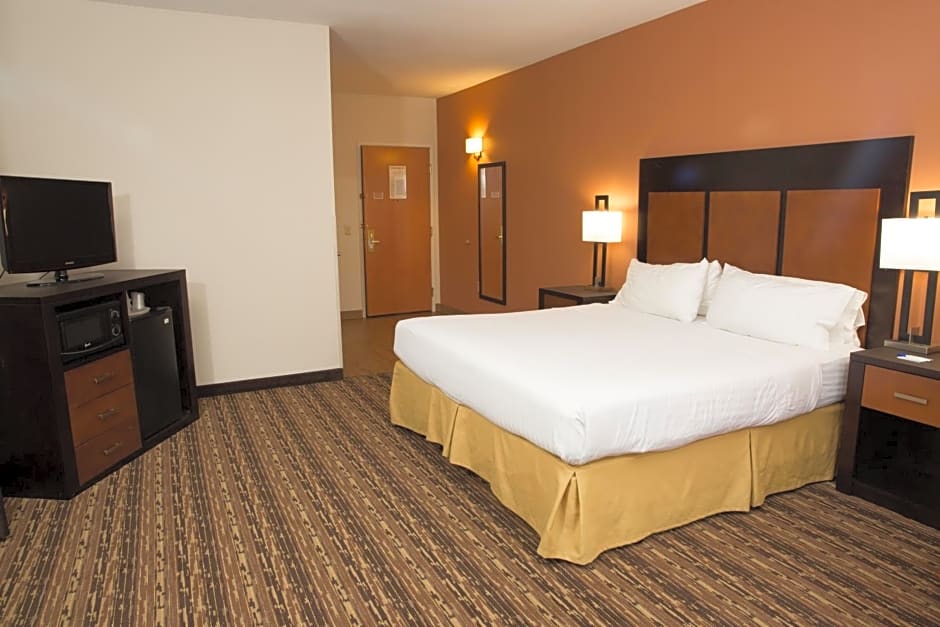 Holiday Inn Express Hotel & Suites Cherokee-Casino