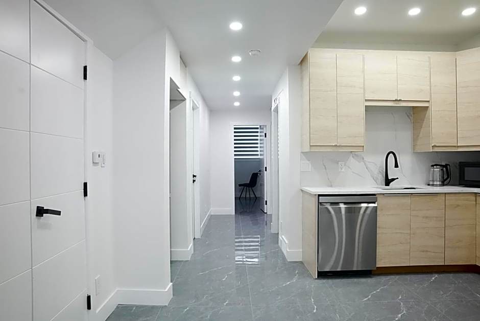 New Luxury Walkout Suite Near University-BY ROOM