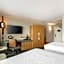 Clarion Lakeside Inn & Conference Centre