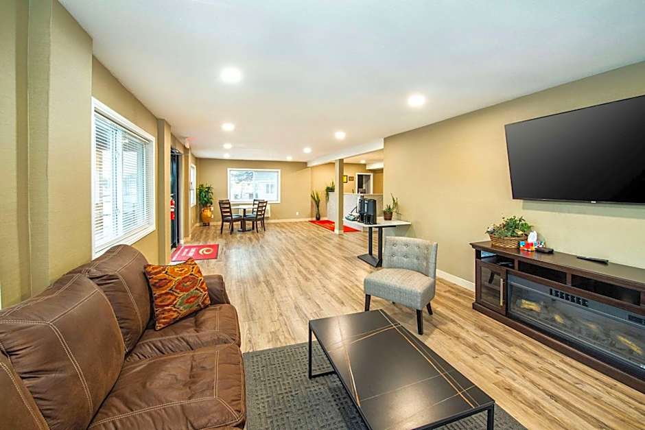 Econo Lodge Inn & Suites