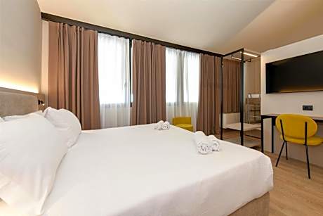 Executive Family Room with Queen Bed and Bunk Bed - Non-Smoking