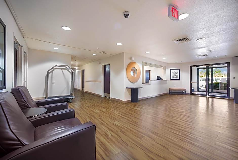 HomeTowne Studios by Red Roof St. Louis - Airport/ N Lindbergh