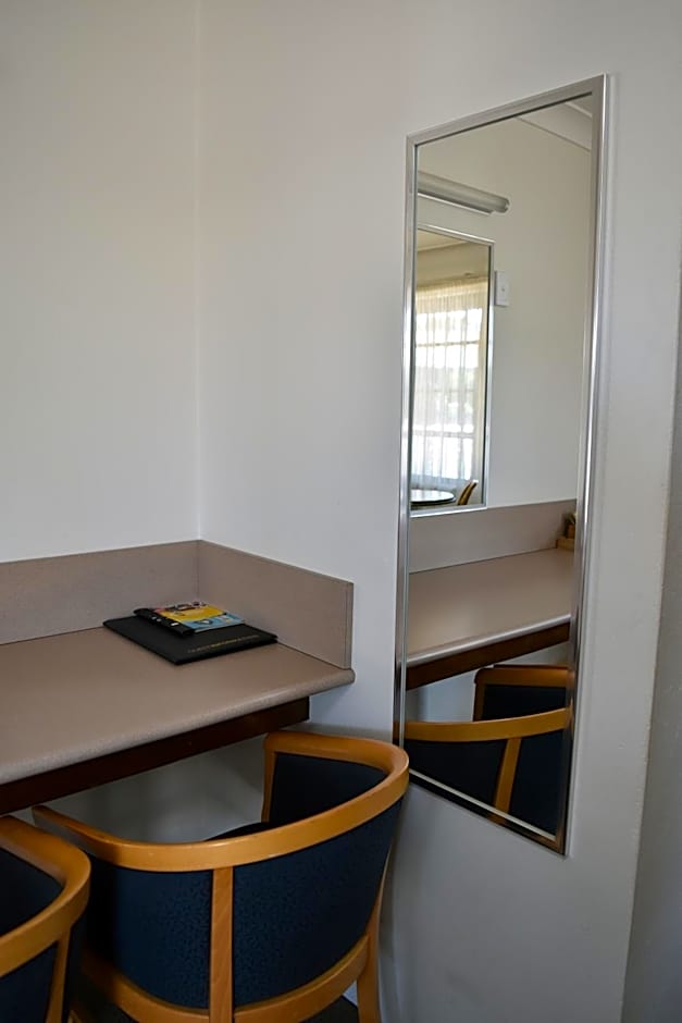 Ten Dollar Town Motel