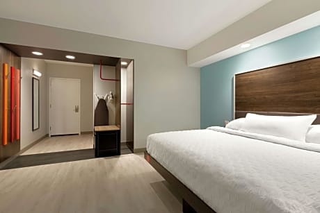 King Room with Roll-In Shower - Mobility Access