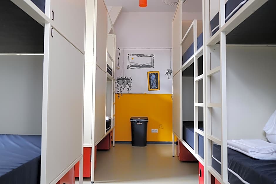 Hostel & Bar De Basis