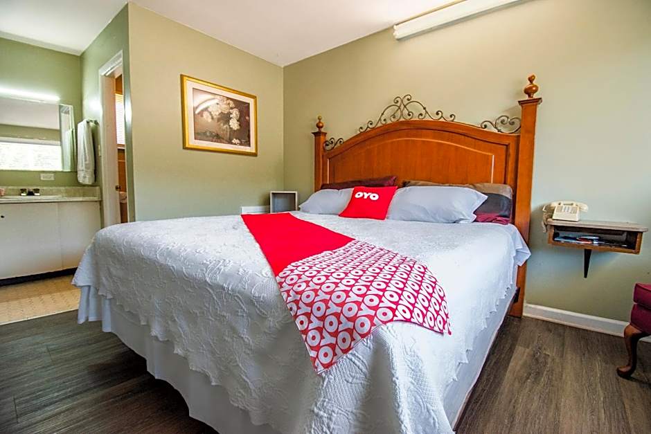 OYO Hotel Calhoun, GA I-75