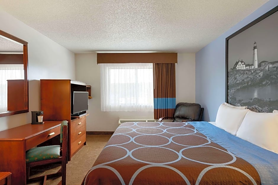 Super 8 by Wyndham Portland/Westbrook Area