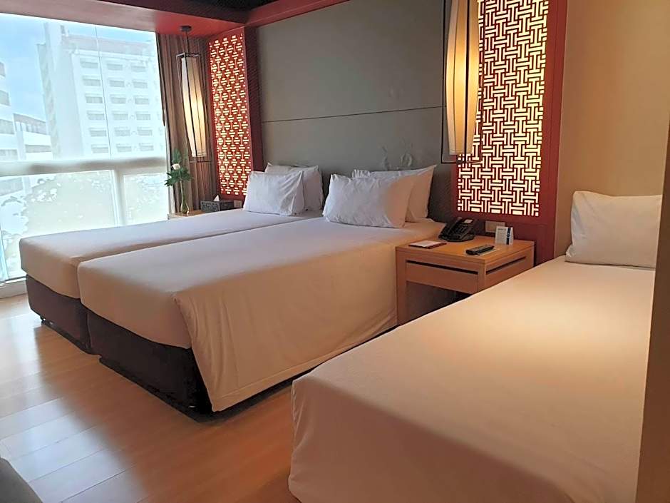 The Quarter Hualamphong by UHG