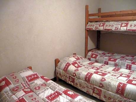 Family Room with Shared Bathroom (6 People)