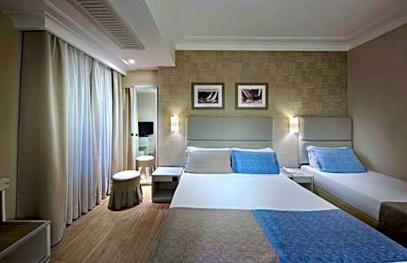 Comfort Queen Room with Extra Single Bed