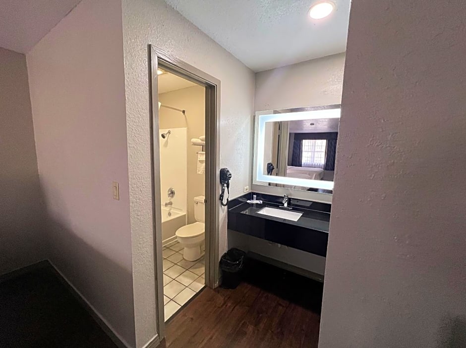 Days Inn & Suites by Wyndham - Canton First Monday Trade Days