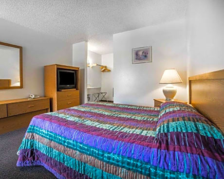 1 Bedroom with Queen Bed