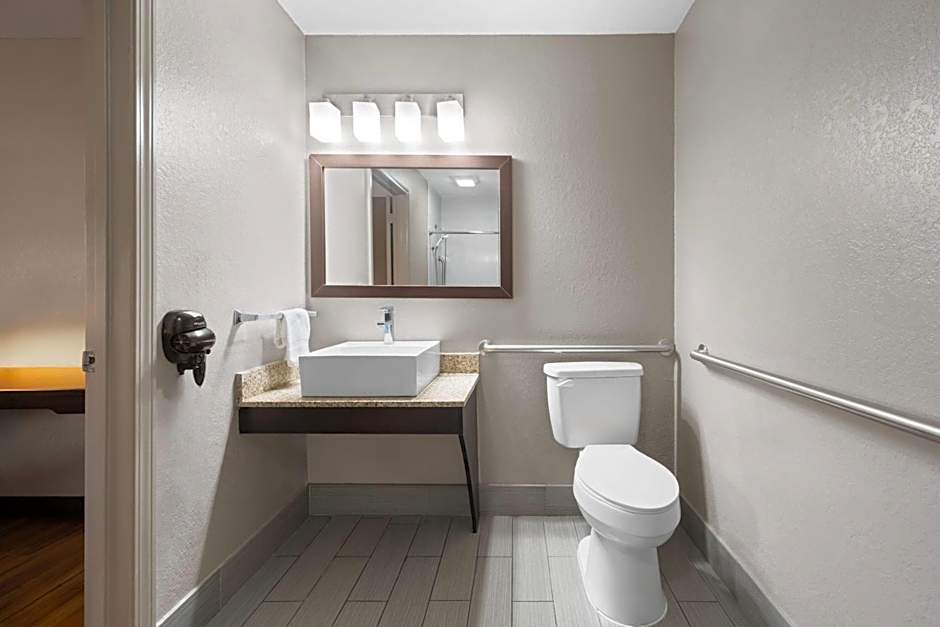 Super 8 by Wyndham Helen